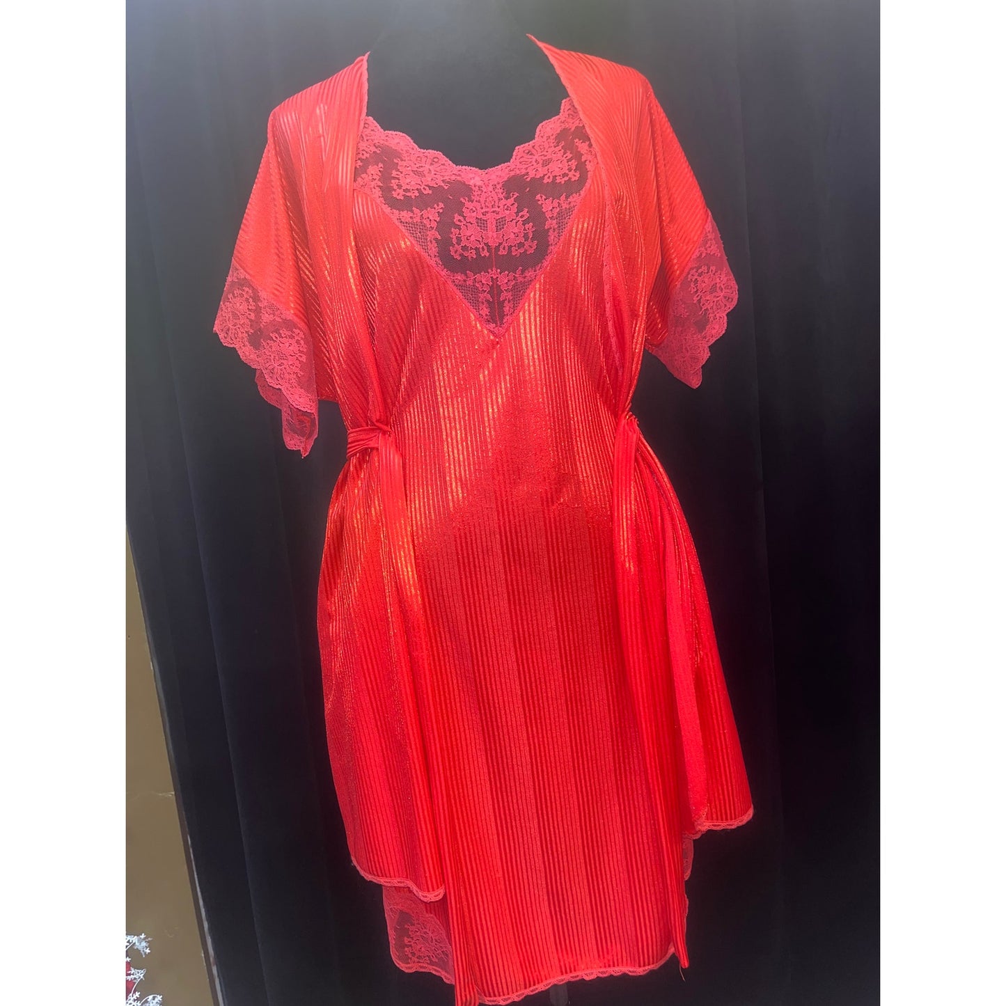 VINTAGE 2 PIECE RED ROBE & CHEMISE SET: MEDIUM/LARGE