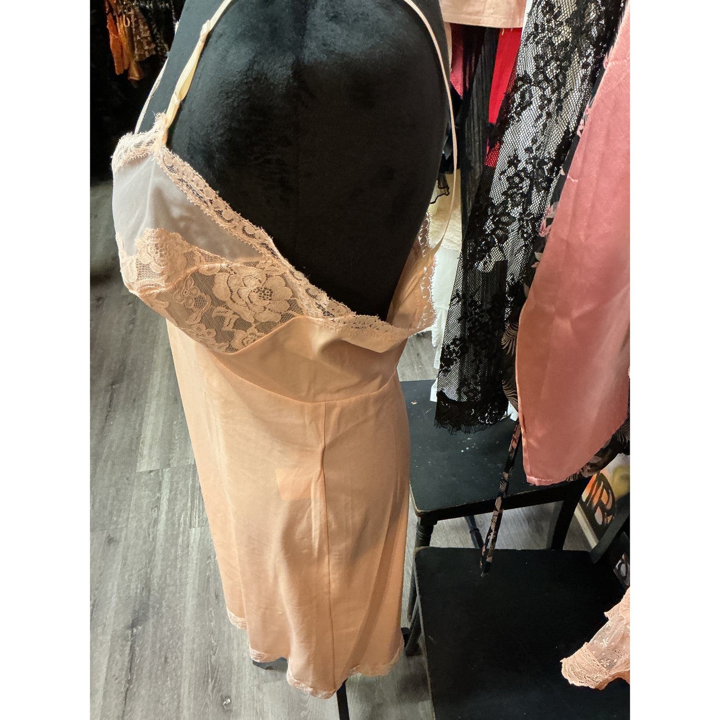 VINTAGE GOSSARD ARTEMIS #8115 EMBROIDERED PEACH SLIP DRESS (SIZE 36 BUST)