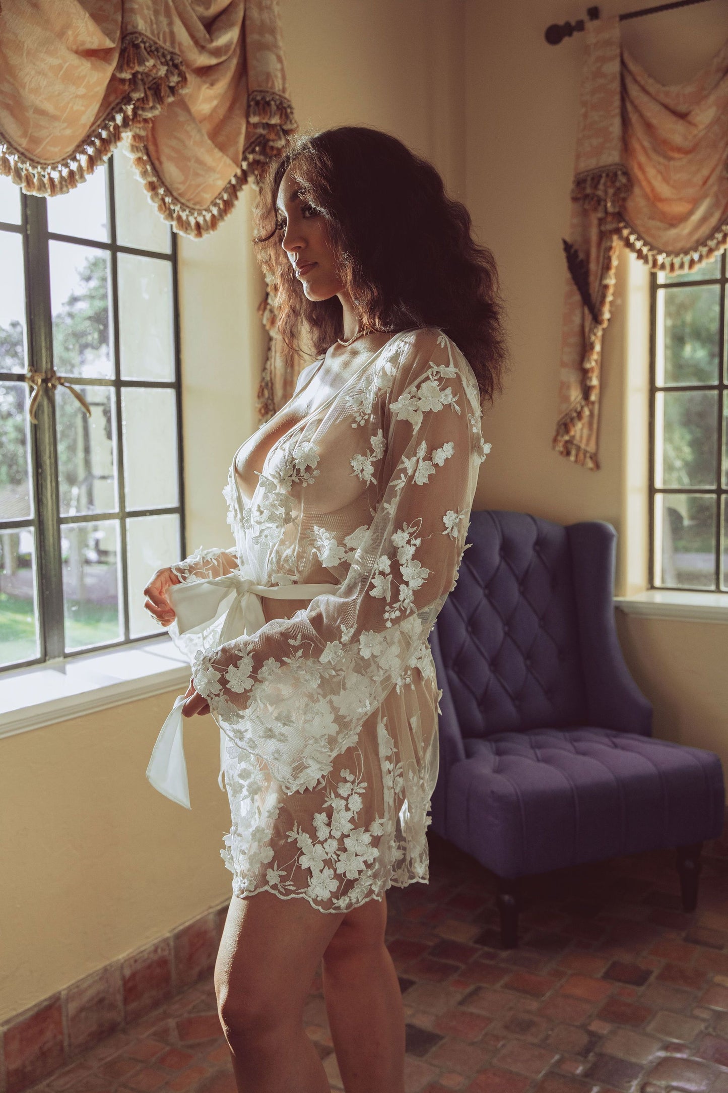 KILO BRAVA 3-D FLORAL SHORT ROBE: WHITE