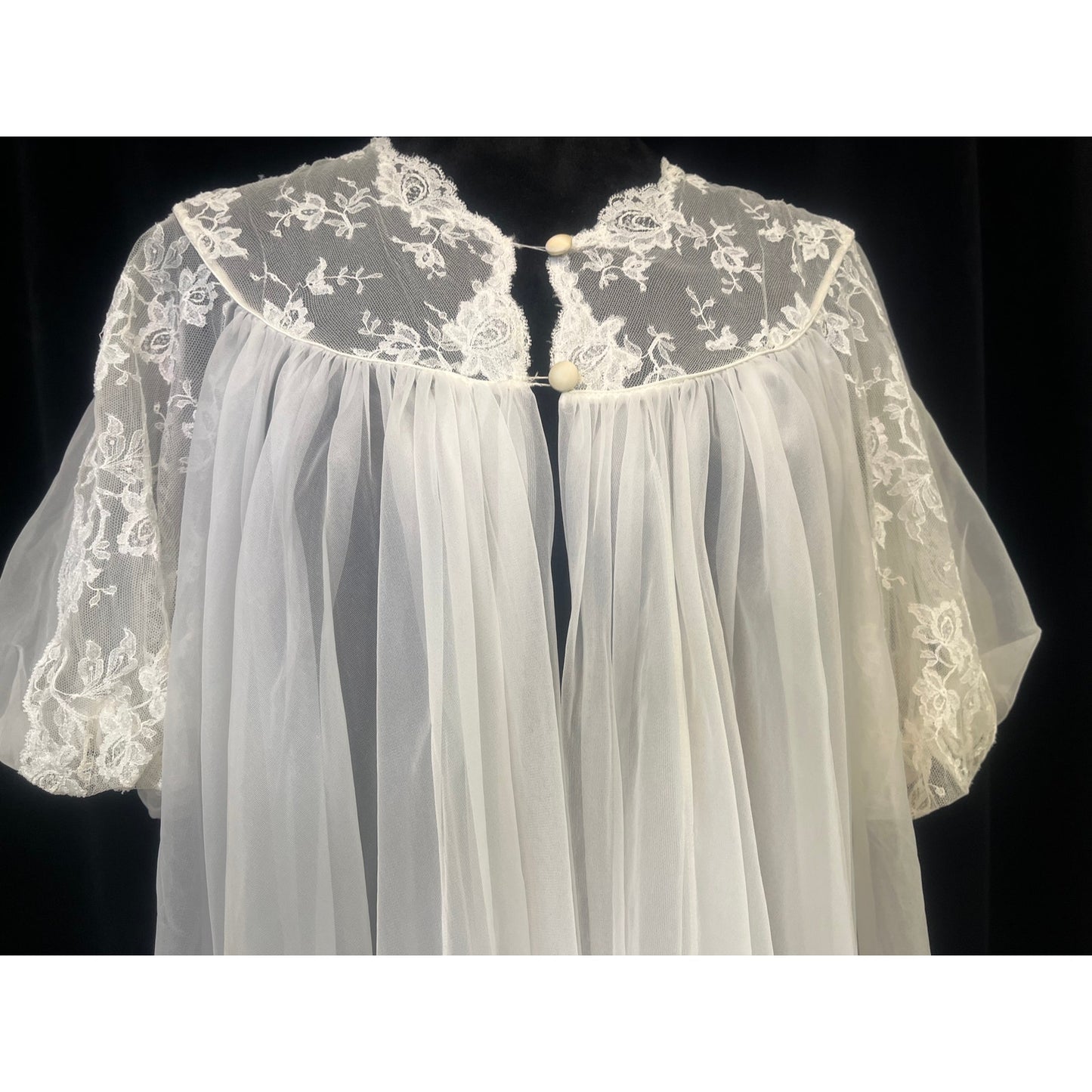 VINTAGE IVORY PUFF SLEEVE VICTORIAN DUSTER: MEDIUM/LARGE