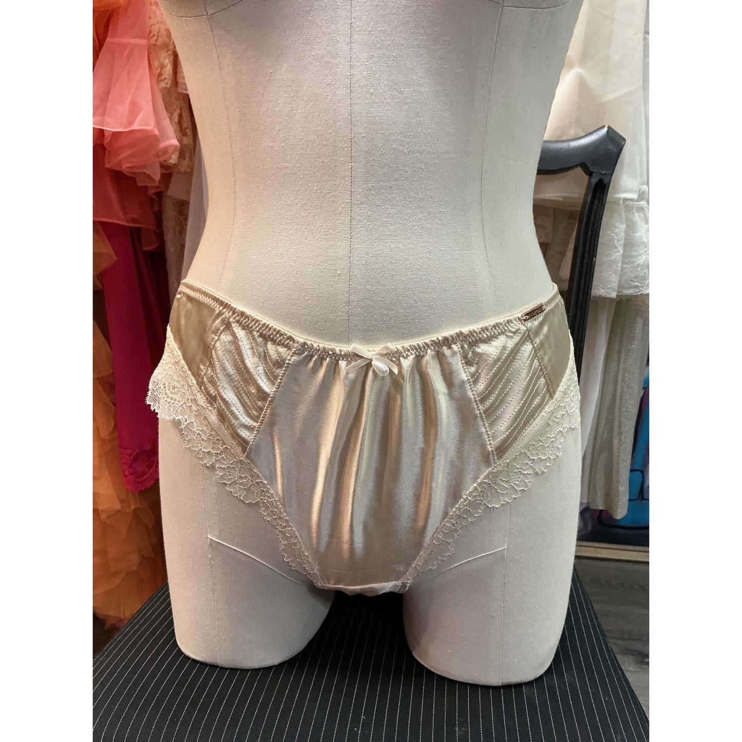 VINTAGE AUTOGRAPH CREAM SATIN & LACE PANTIES (SIZE 10)