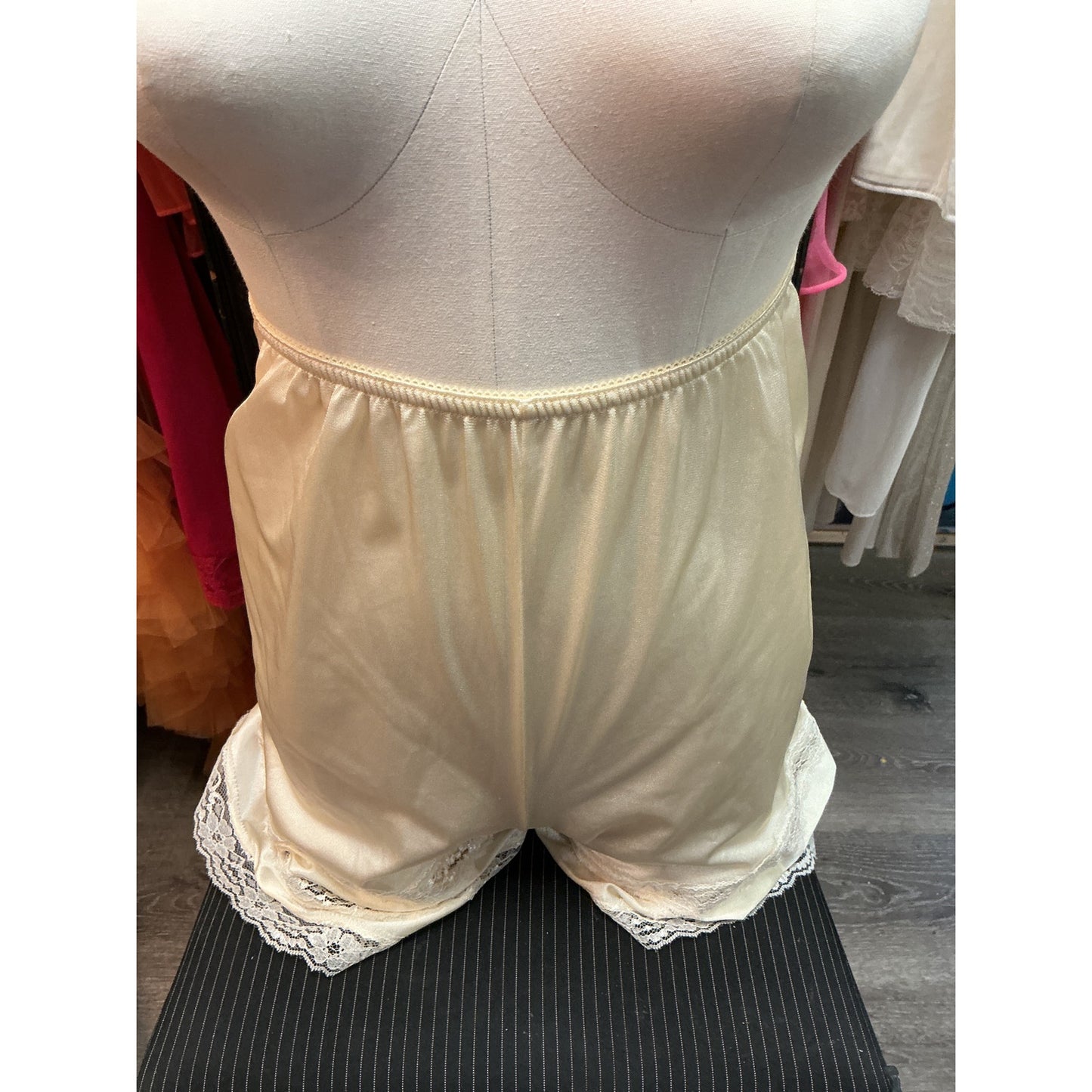 VINTAGE VELROSE PANTALOON IVORY SLIP SHORT (SIZE SMALL)