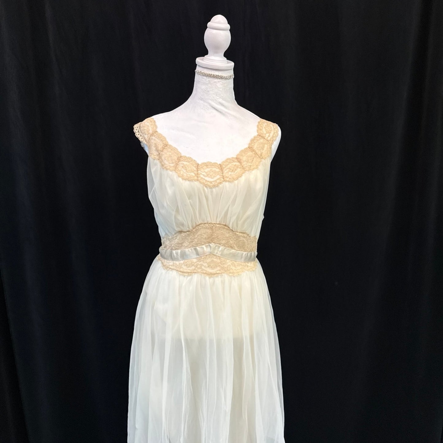 VINTAGE VANITY FAIR LUXE NIGHTGOWN: SIZE 38/LARGE