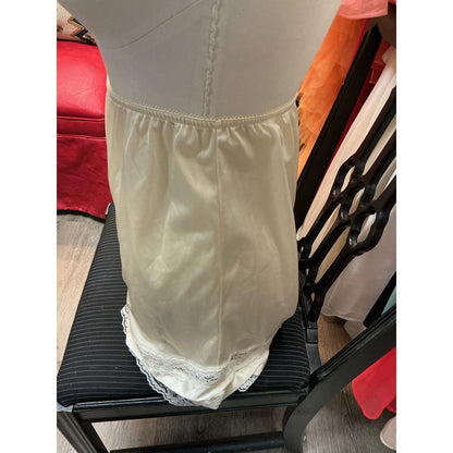 VINTAGE VELROSE PANTALOON IVORY SLIP SHORT (SIZE SMALL)