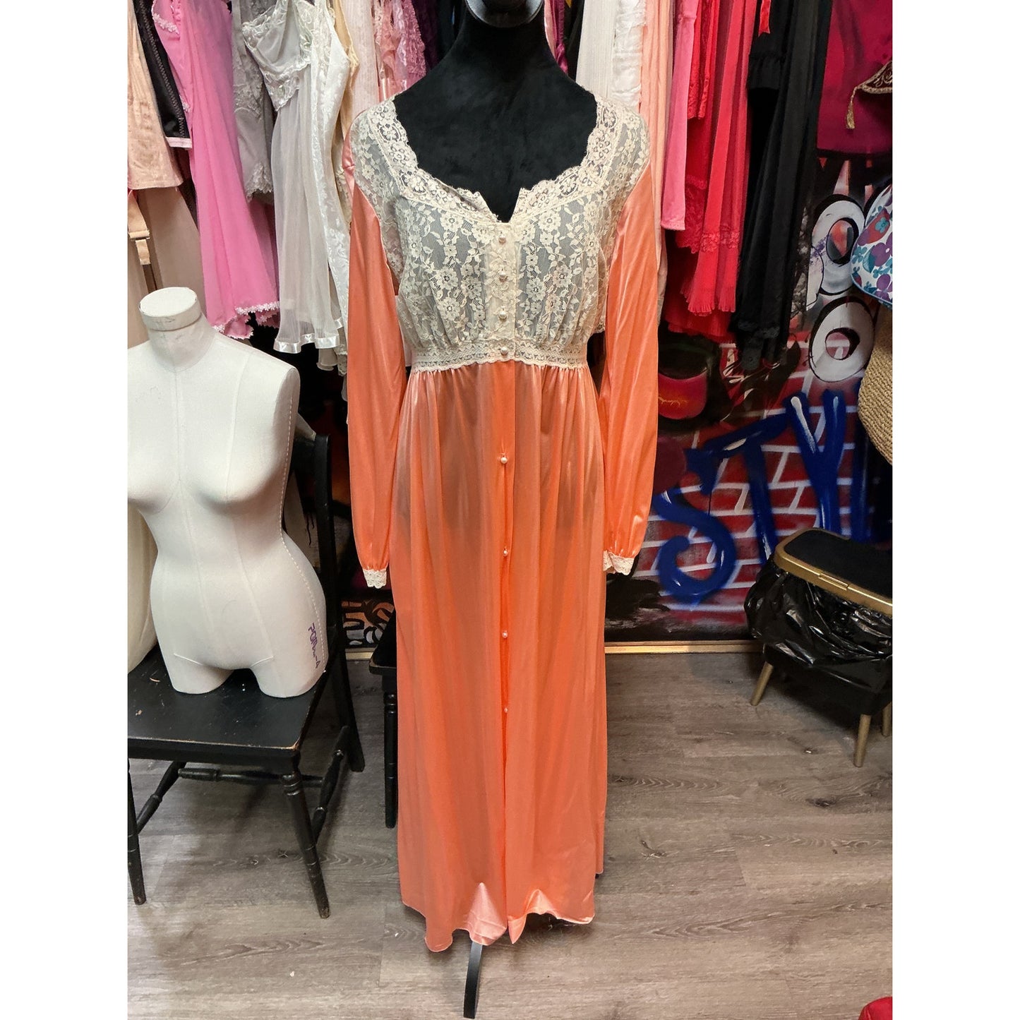 VINTAGE MISS ELAINE TANGERINE DRESSING GOWN (SIZE M/L)