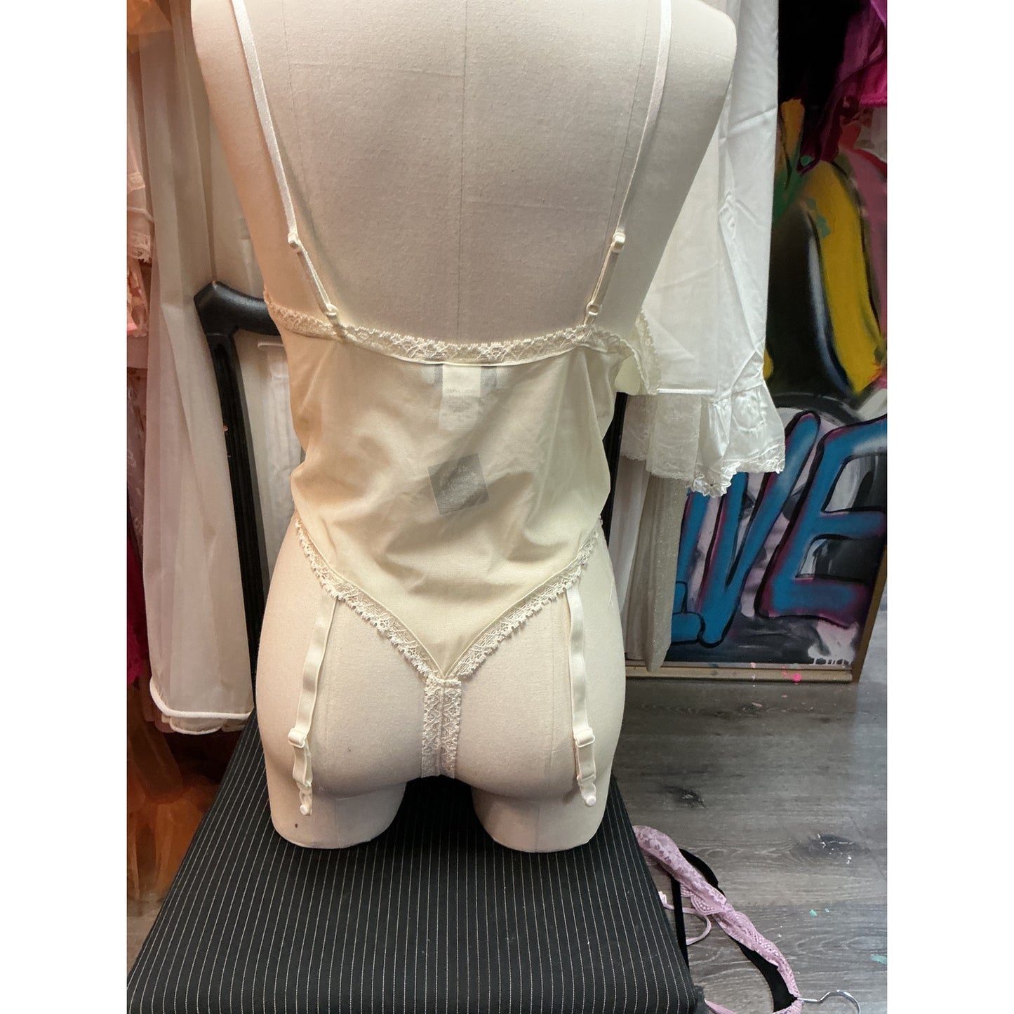 VINTAGE IVORY  LACE TEDDY MEDIUM