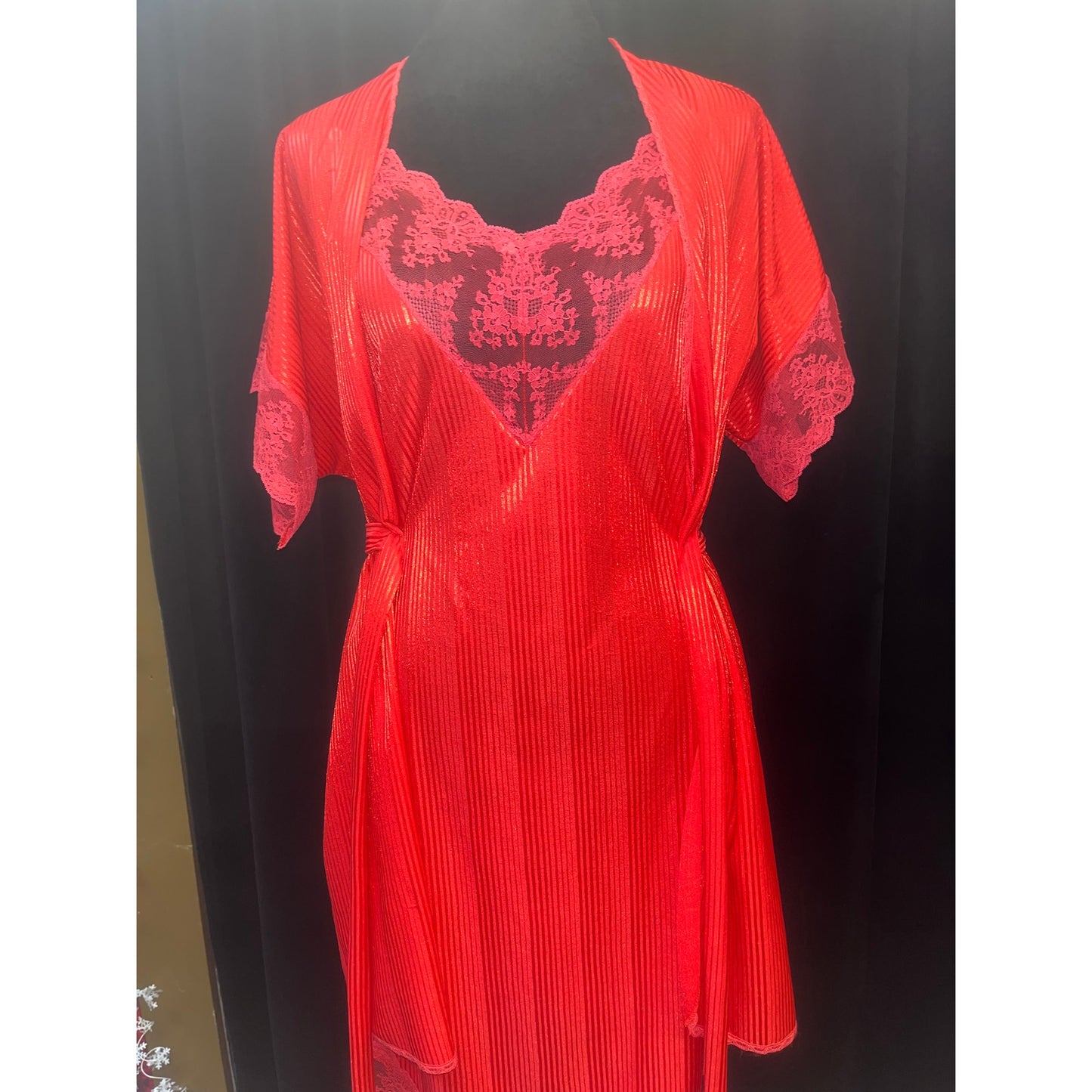 VINTAGE 2 PIECE RED ROBE & CHEMISE SET: MEDIUM/LARGE