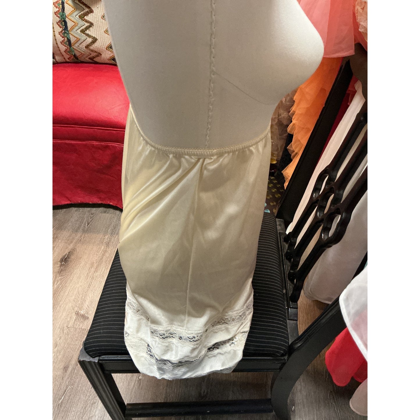 VINTAGE VELROSE PANTALOON IVORY SLIP SHORT (SIZE SMALL)