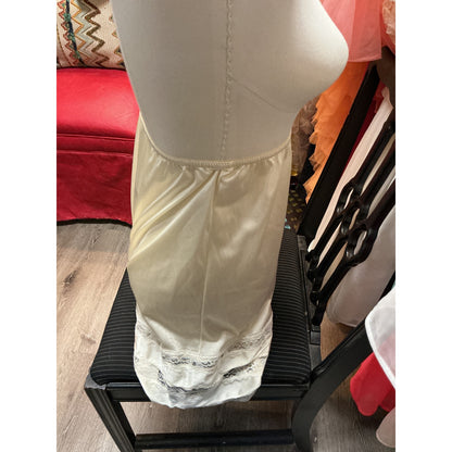 VINTAGE VELROSE PANTALOON IVORY SLIP SHORT (SIZE SMALL)