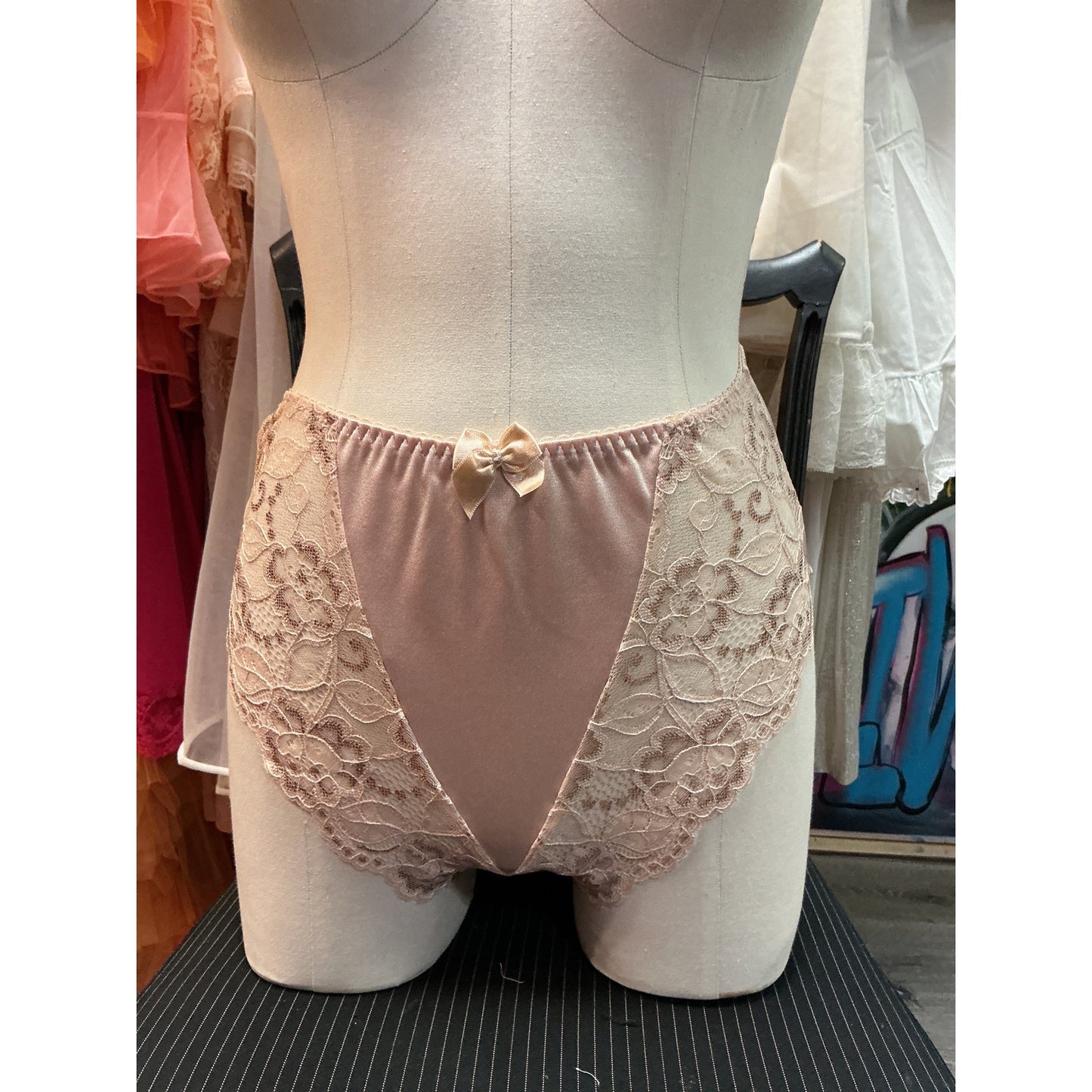 VINTAGE HIGH WAISTED LIGHT PINK PANTY (SIZE 10)