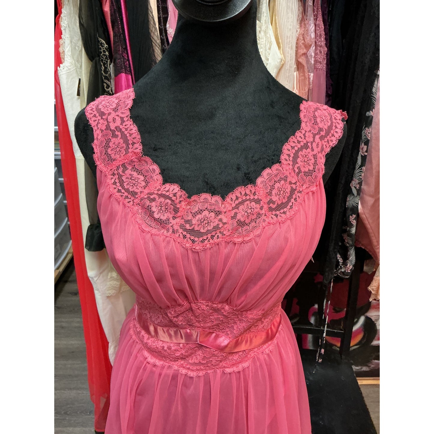 VINTAGE VANITY FAIR HOT PINK SLIP DRESS (SIZE 32 BUST/XS)