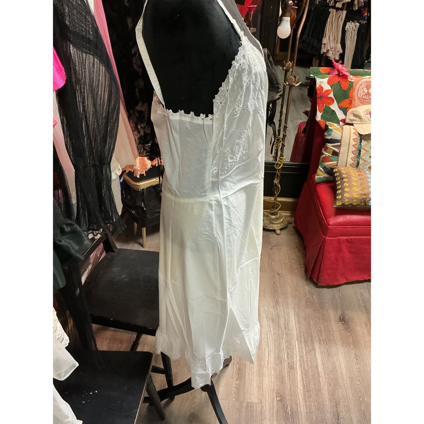 VINTAGE CHARMODE WHITE EMBROIDERED SLIP DRESS ( SIZE 40 BUST/LARGE)