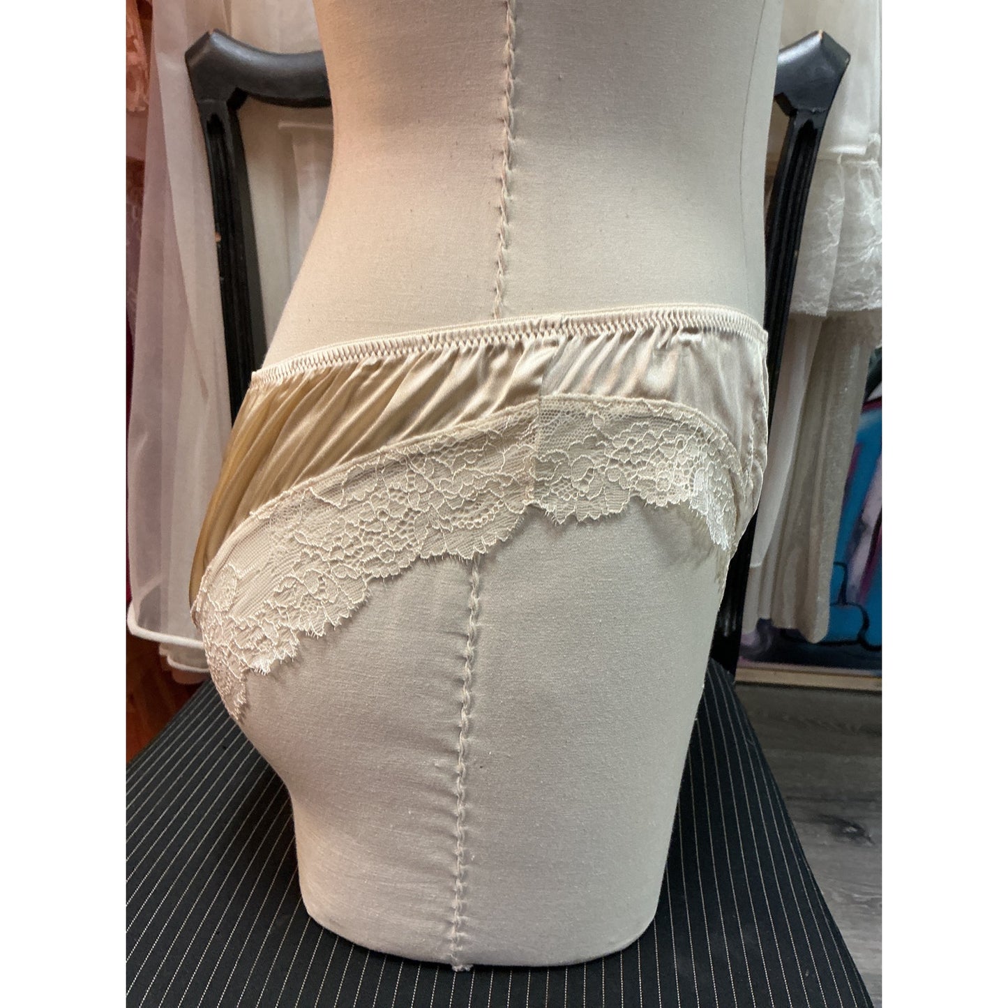 VINTAGE AUTOGRAPH CREAM SATIN & LACE PANTIES (SIZE 10)