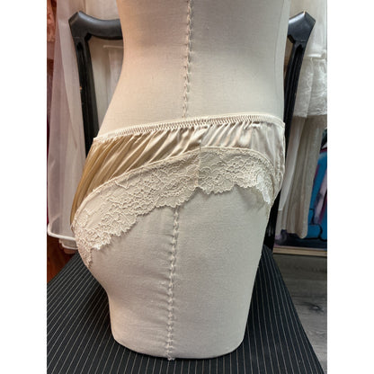 VINTAGE AUTOGRAPH CREAM SATIN & LACE PANTIES (SIZE 10)