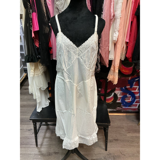 VINTAGE CHARMODE WHITE EMBROIDERED SLIP DRESS ( SIZE 40 BUST/LARGE)