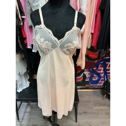 VINTAGE GOSSARD ARTEMIS #8115 EMBROIDERED PEACH SLIP DRESS (SIZE 36 BUST)