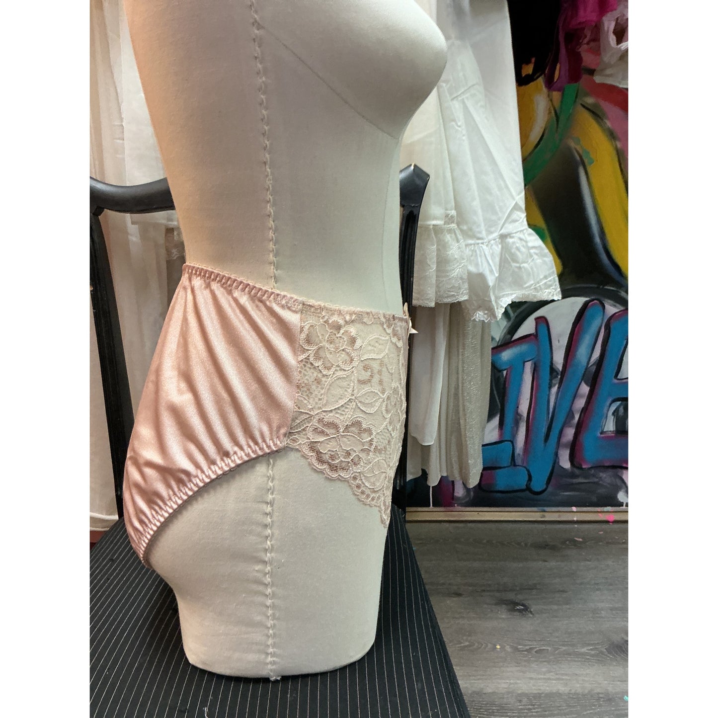 VINTAGE HIGH WAISTED LIGHT PINK PANTY (SIZE 10)