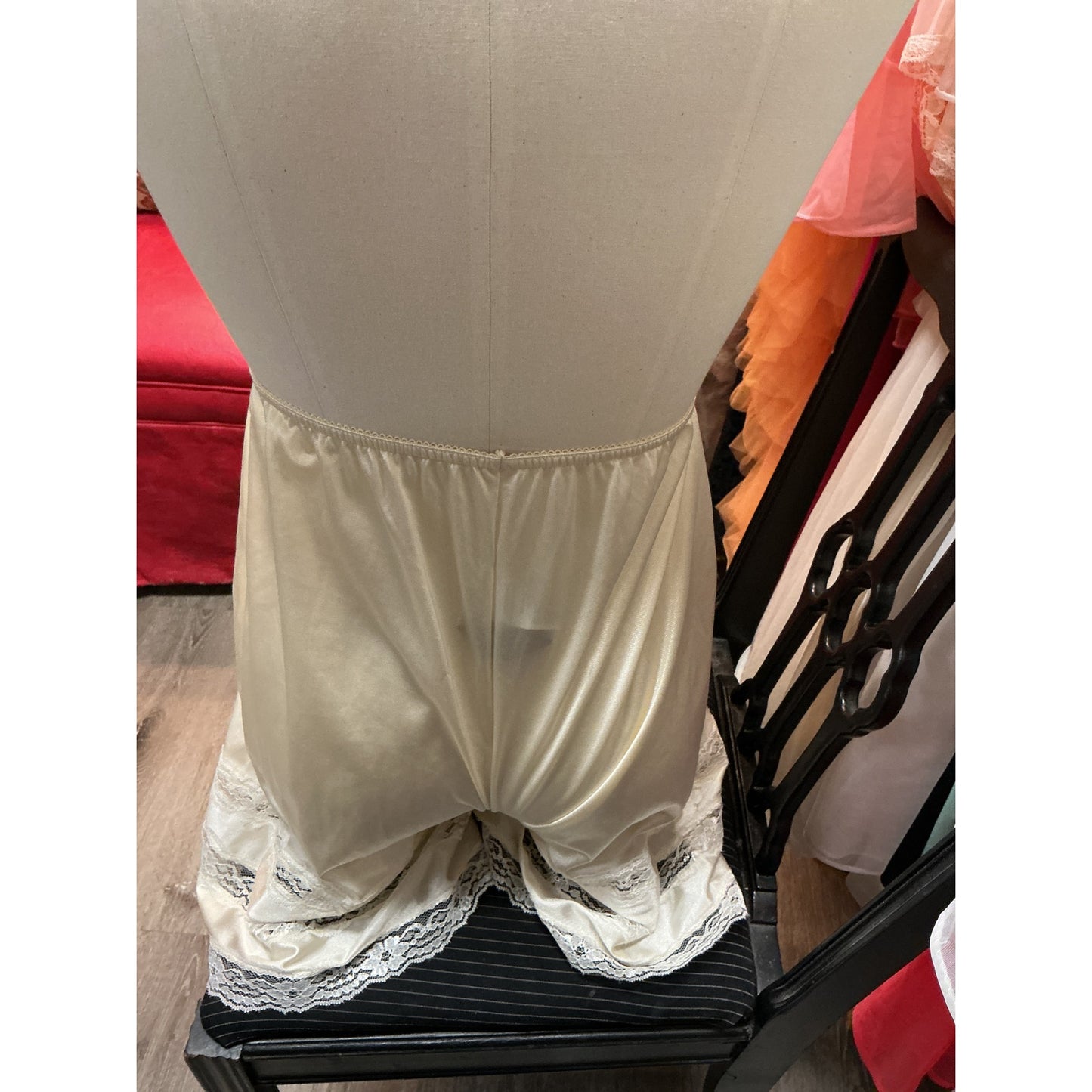 VINTAGE VELROSE PANTALOON IVORY SLIP SHORT (SIZE SMALL)