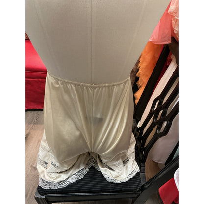 VINTAGE VELROSE PANTALOON IVORY SLIP SHORT (SIZE SMALL)