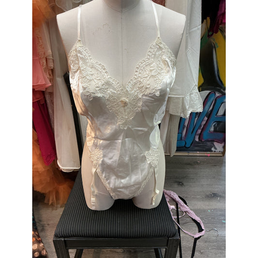 VINTAGE IVORY  LACE TEDDY MEDIUM