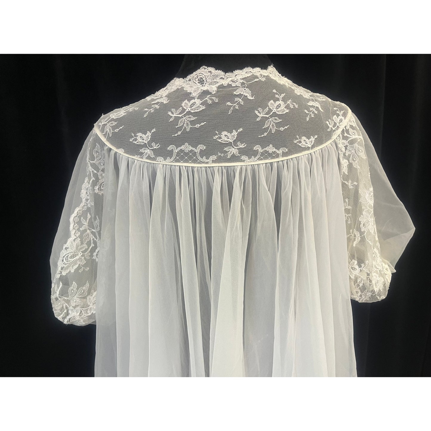 VINTAGE IVORY PUFF SLEEVE VICTORIAN DUSTER: MEDIUM/LARGE