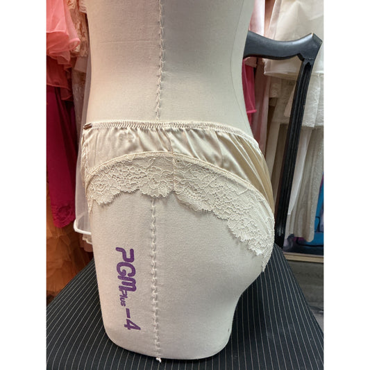 VINTAGE AUTOGRAPH CREAM SATIN & LACE PANTIES (SIZE 10)