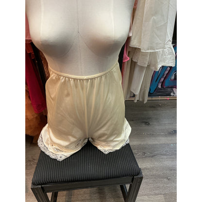 VINTAGE VELROSE PANTALOON IVORY SLIP SHORT (SIZE SMALL)