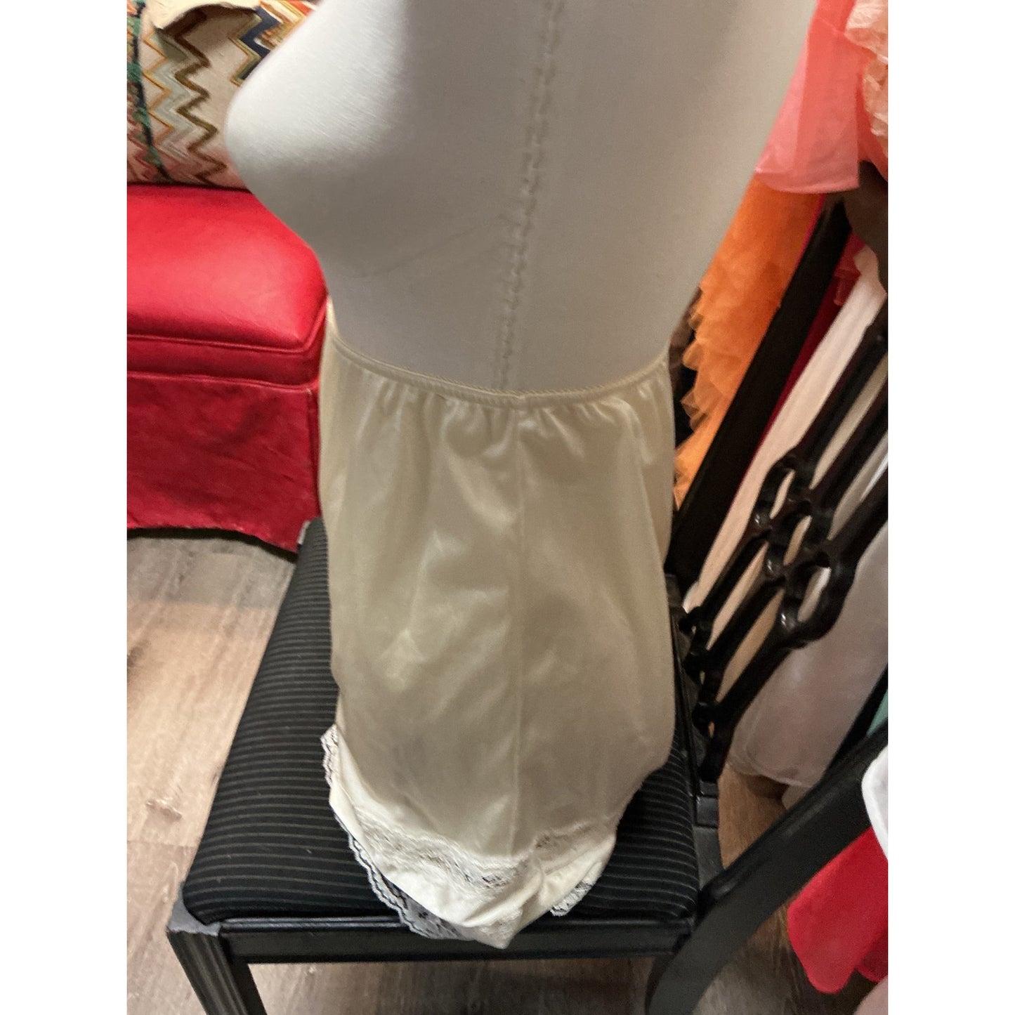 VINTAGE VELROSE PANTALOON IVORY SLIP SHORT (SIZE SMALL)